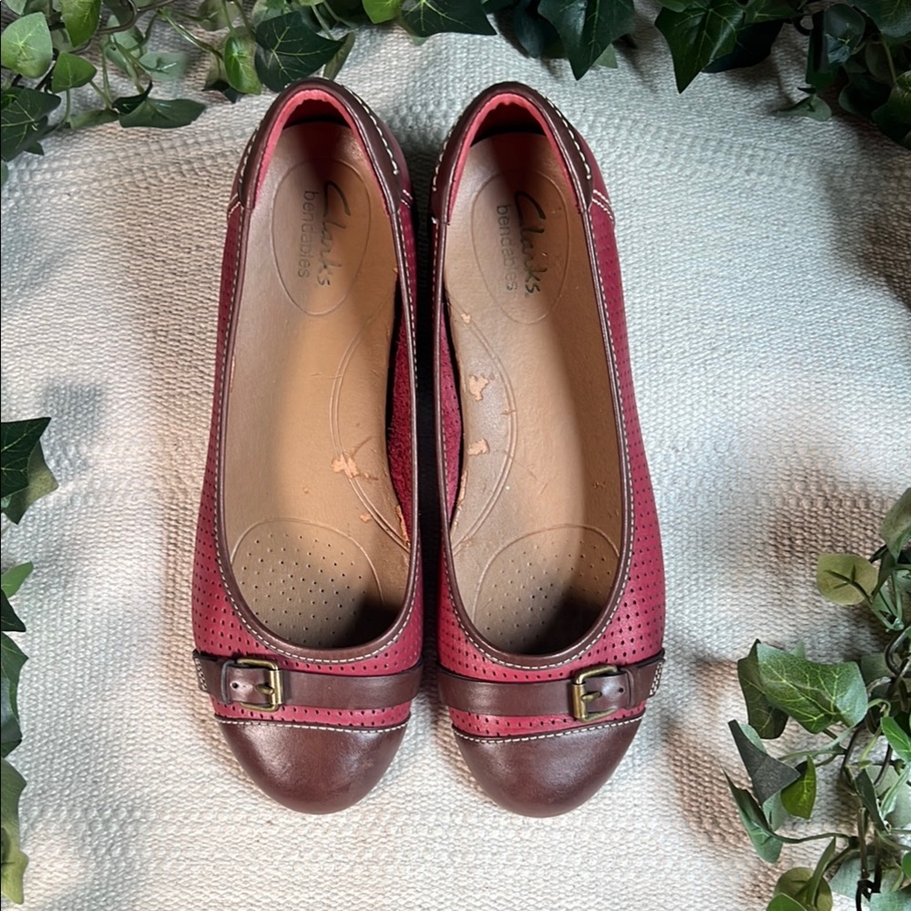 🥿Vintage Clarks Red and Brown Flats with Classic Design